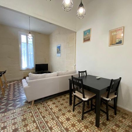 Le 23 - 2Eme Etage Apartment Arles Bagian luar foto