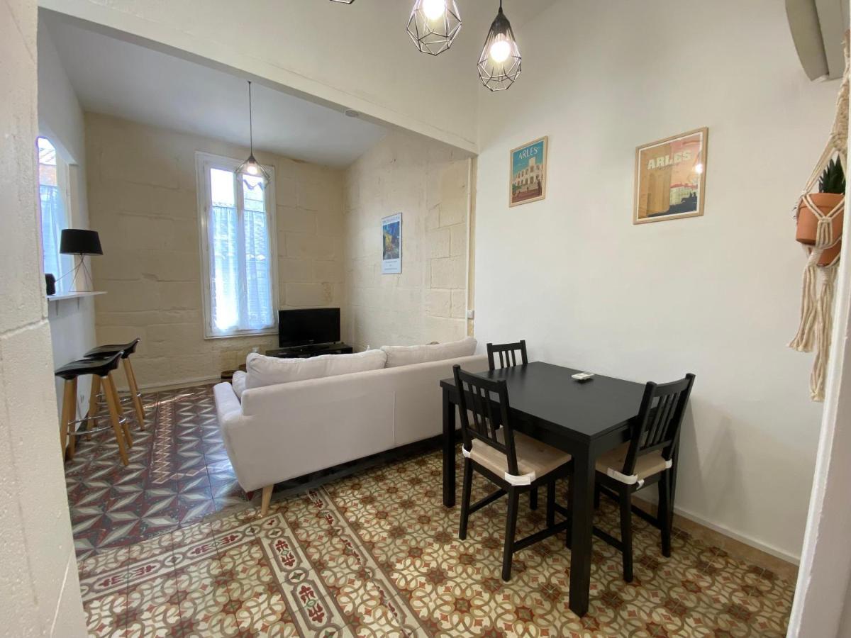 Le 23 - 2Eme Etage Apartment Arles Bagian luar foto